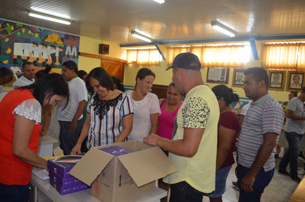 Secretaria de Saúde de Camacã faz entrega de 70 Tabletes para Agentes Comunitários